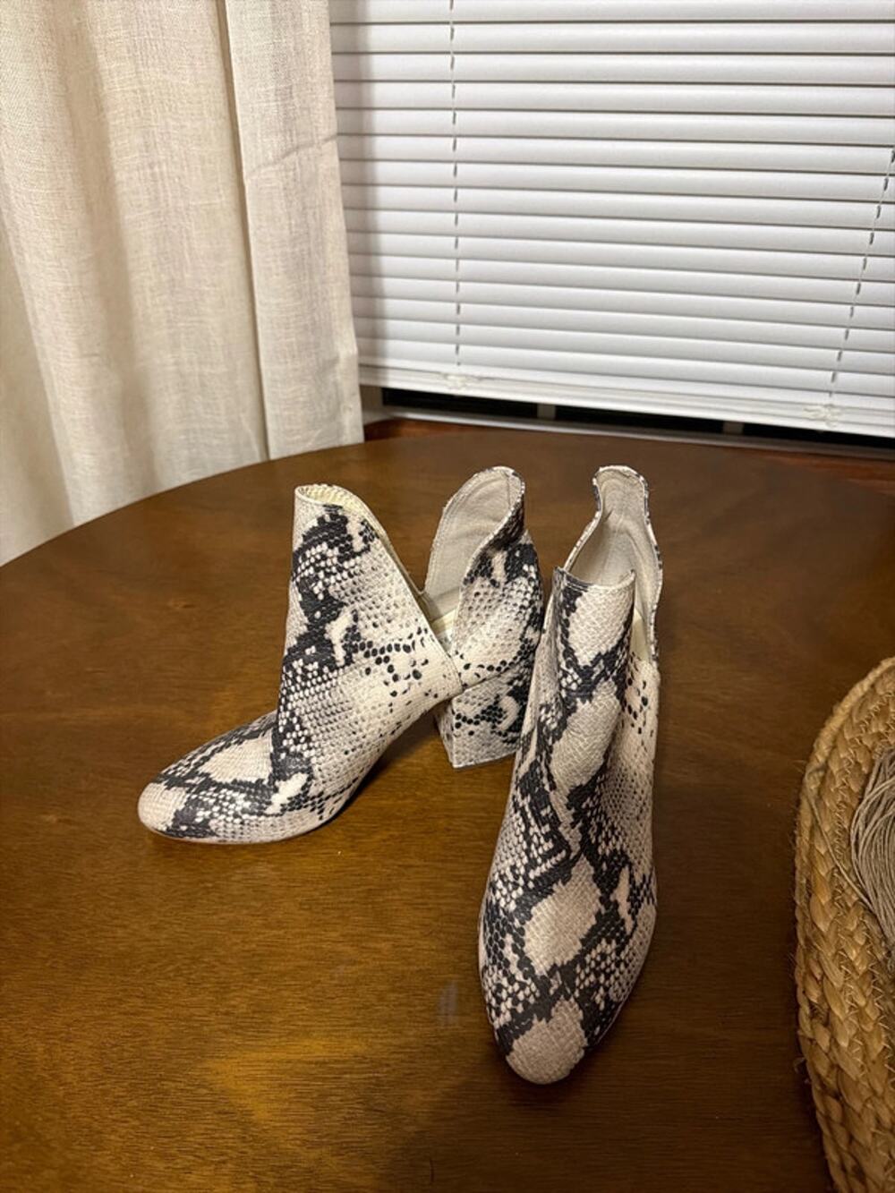 Steve Madden rookie 9.5 snake skin booty block heel EUC
